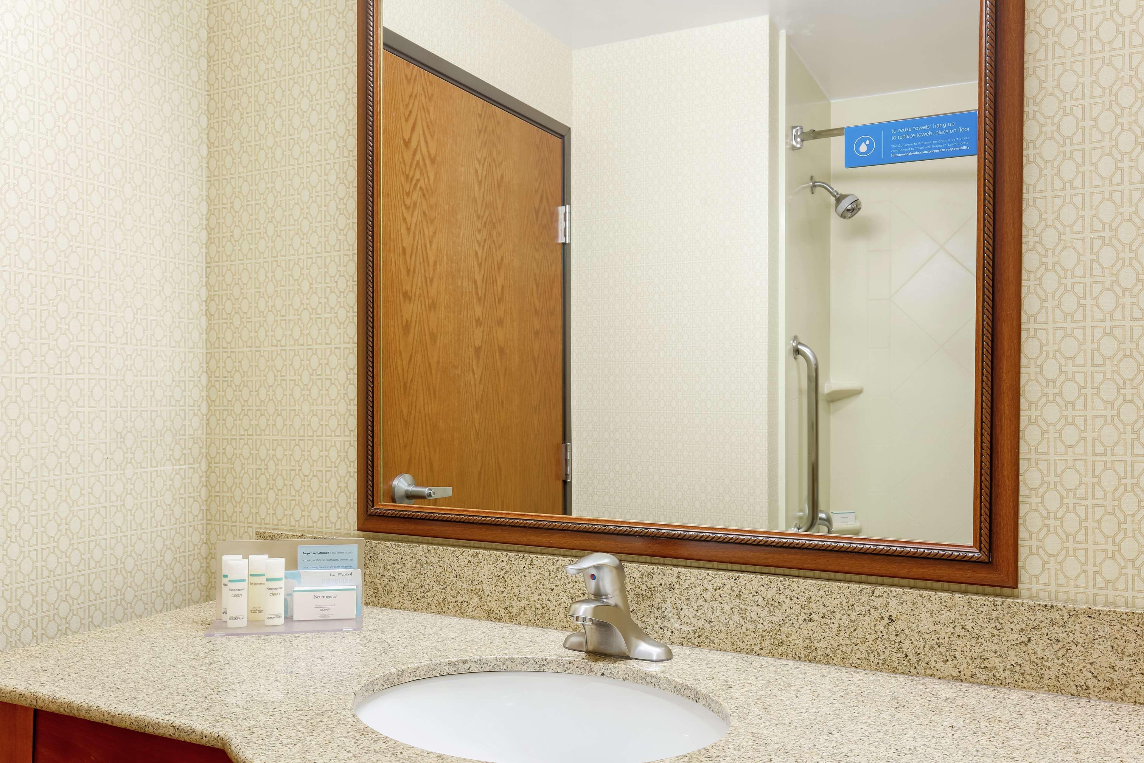 Hampton & Dallas-allen Hotel 3*