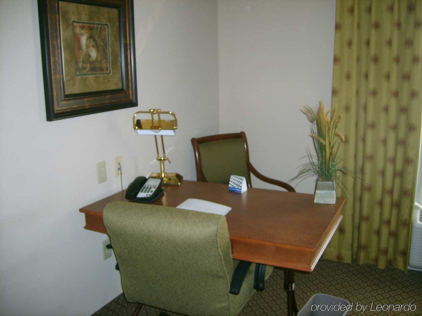 Hampton & Dallas-allen Hotel 3*
